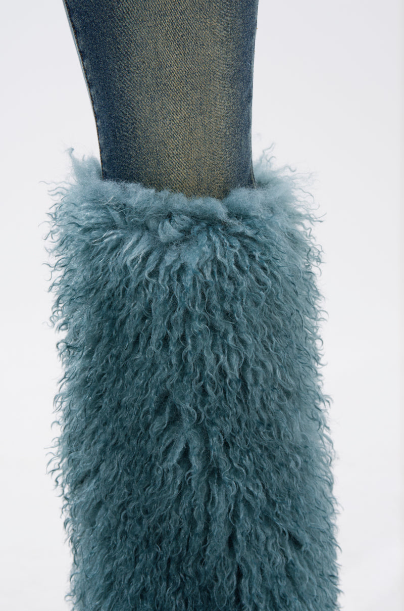 SIT PRETTY FUR TRIM JEANS IN BLUE DENIM