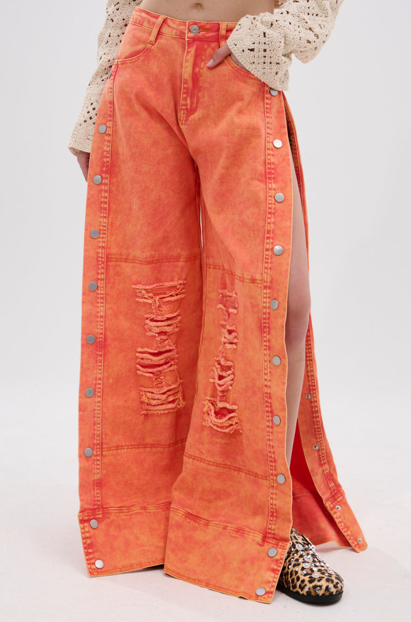 ABOVE AVERAGE DISTRESSED SIDE SNAP JEANS