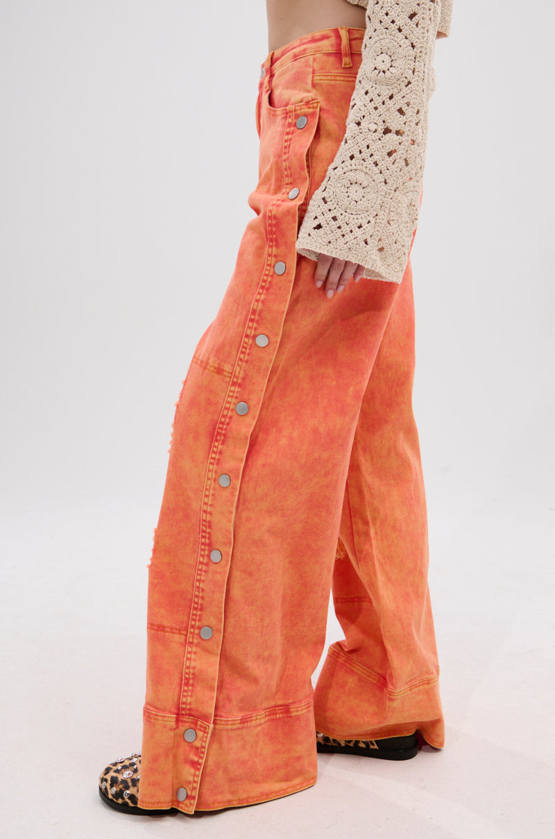 ABOVE AVERAGE DISTRESSED SIDE SNAP JEANS