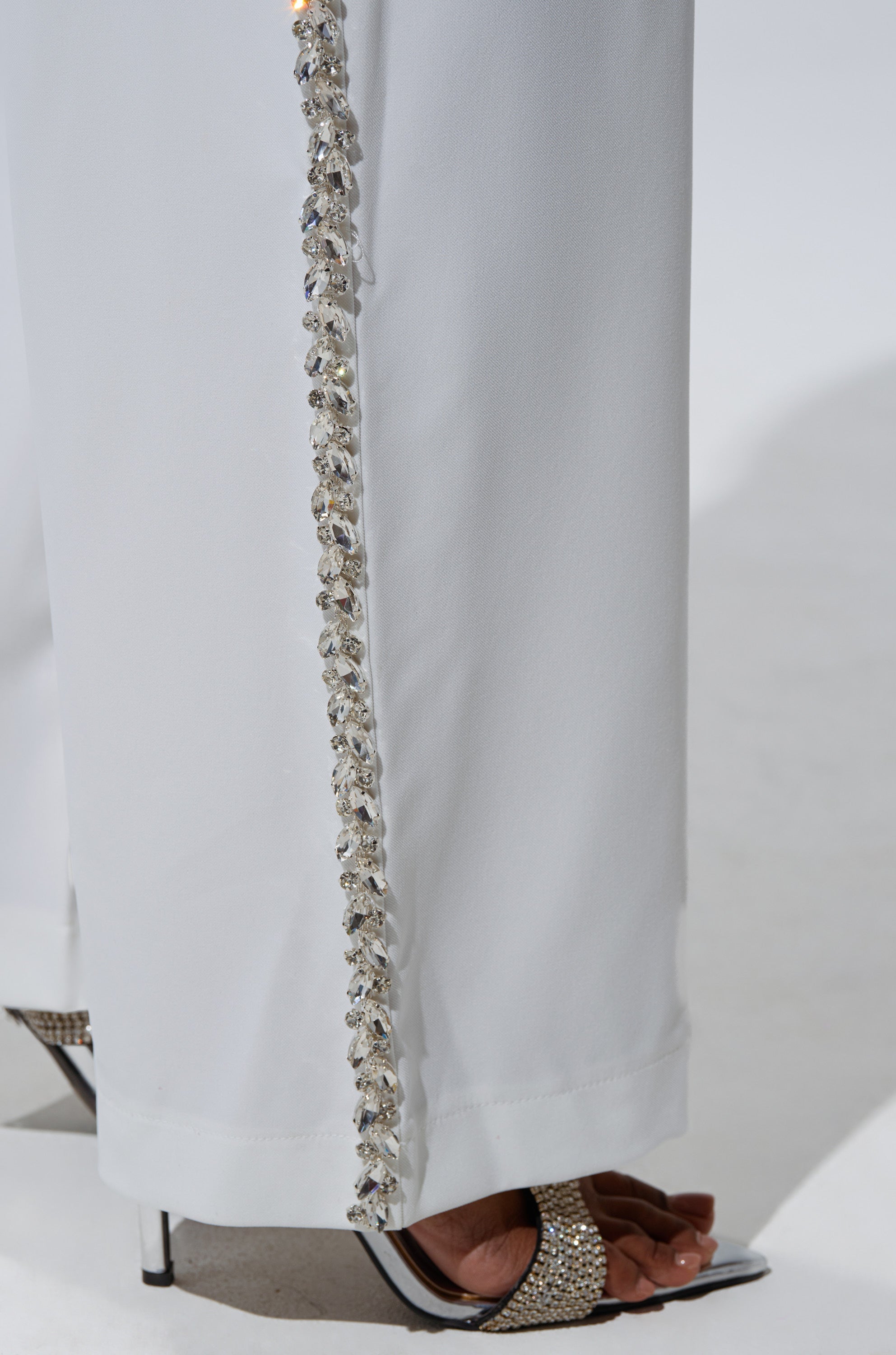 TALK TO ME TROUSER WITH RHINESTONE IN WHITE