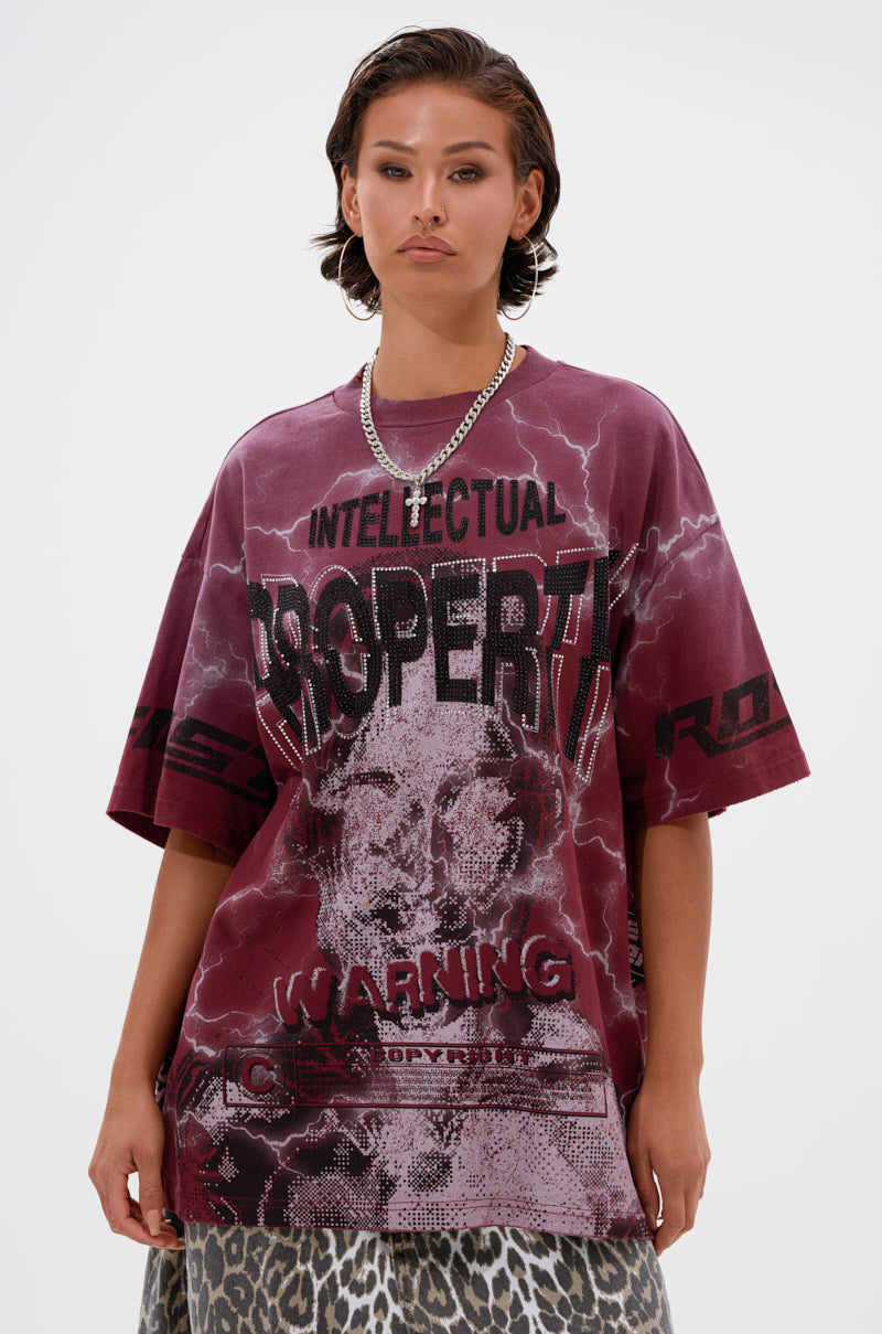 INTELLECTUAL PROPERTY GRAPHIC TEE IN BURGUNDY