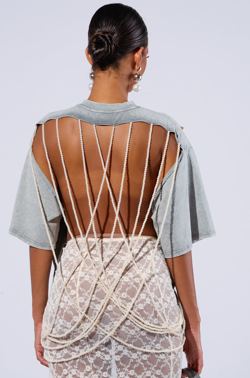 MOMENTS APART TEE WITH BUTTERFLY