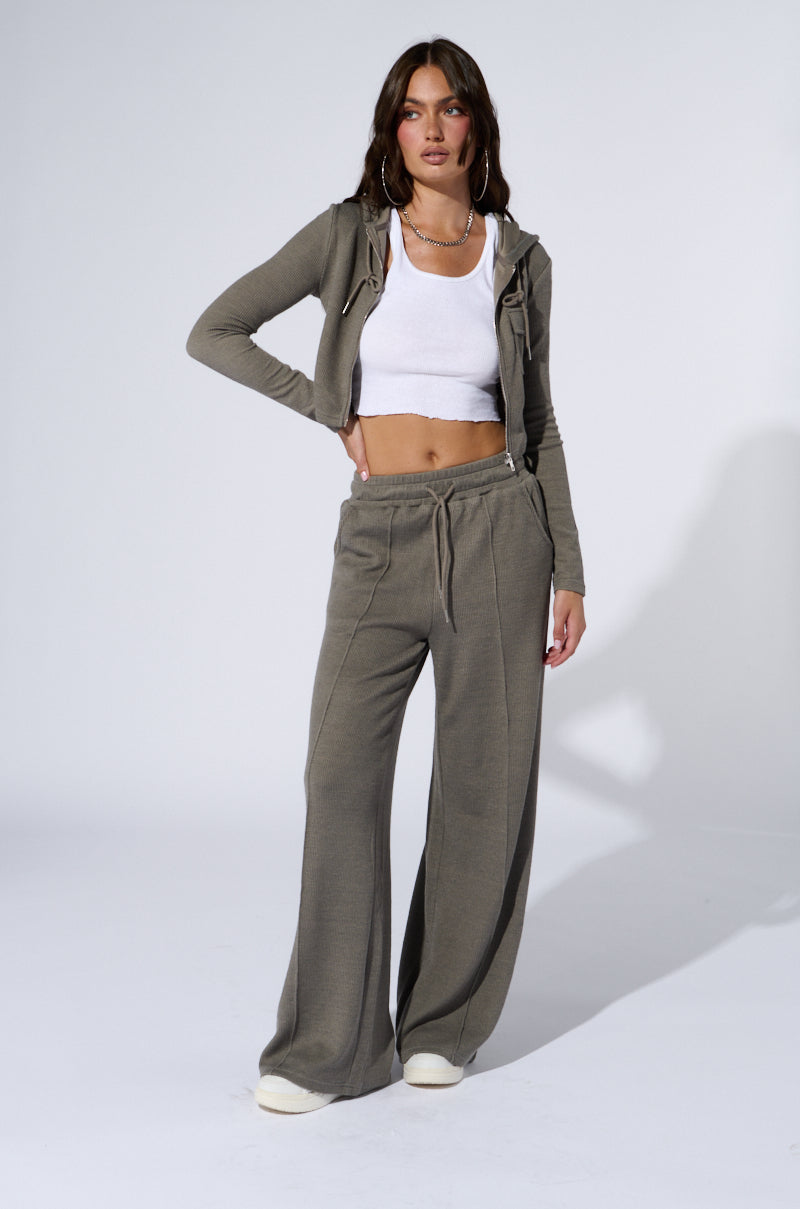 EYES ON ME WIDE LEG SWEAT PANT IN GREY