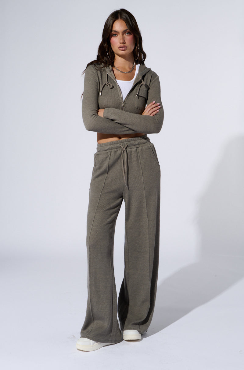 EYES ON ME WIDE LEG SWEAT PANT IN GREY