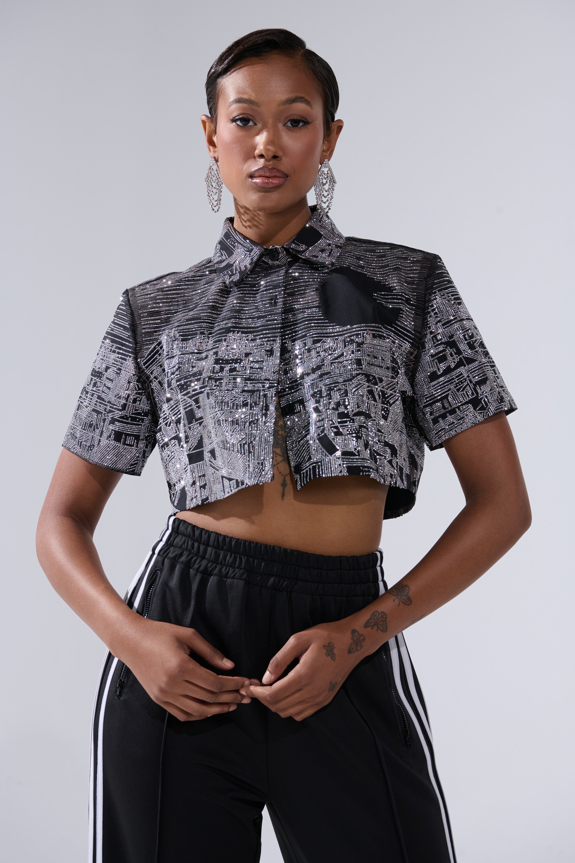 ALL AROUND THE WORLD BUTTON DOWN TOP IN BLACK