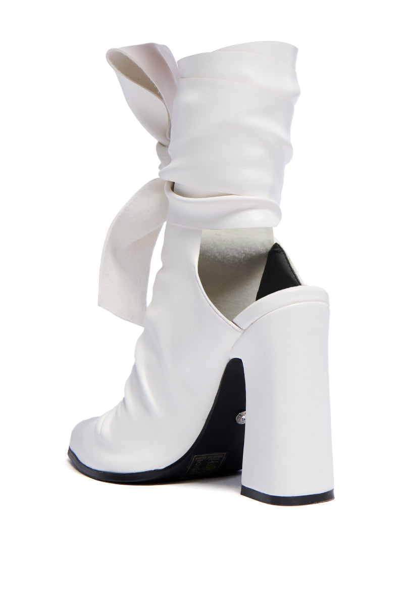 AZALEA WANG DYMPHNA WHITE CHUNKY TIE UP PUMP