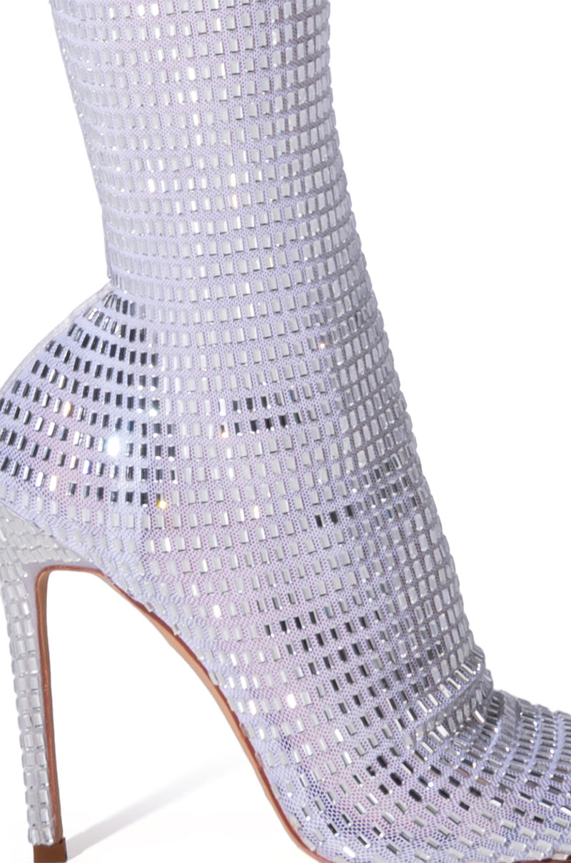AZALEA WANG GLORIANNA STILETTO MULE PUMP IN WHITE