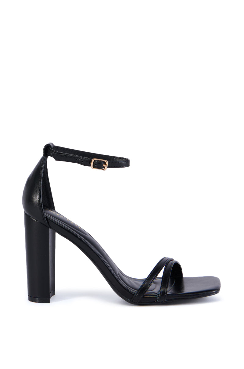 AZALEA WANG LELAND BLACK CHUNKY HEEL SANDAL