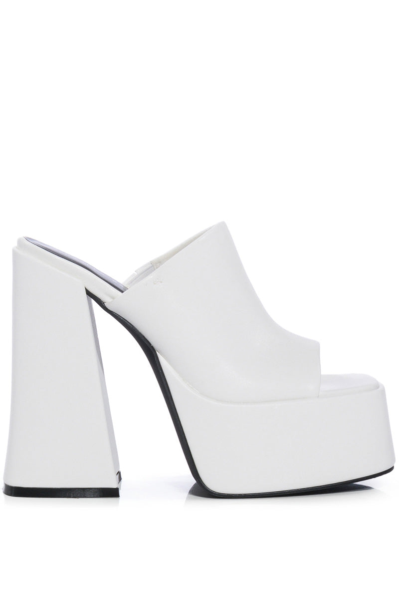 AZALEA WANG SHEBA CHUNKY SANDAL IN WHITE