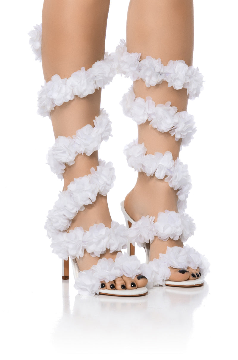 AZALEA WANG THEODOSIA FLORAL SANDAL IN WHITE