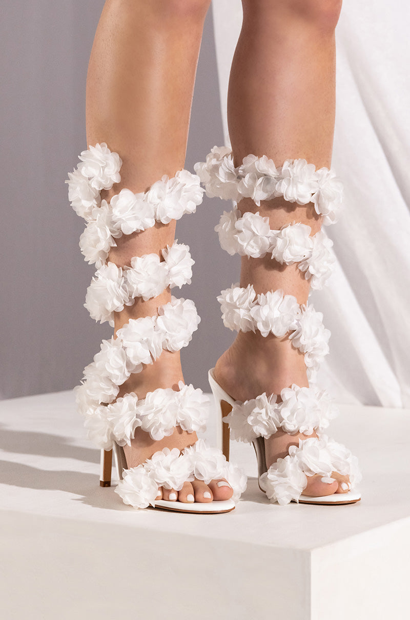 AZALEA WANG THEODOSIA FLORAL SANDAL IN WHITE