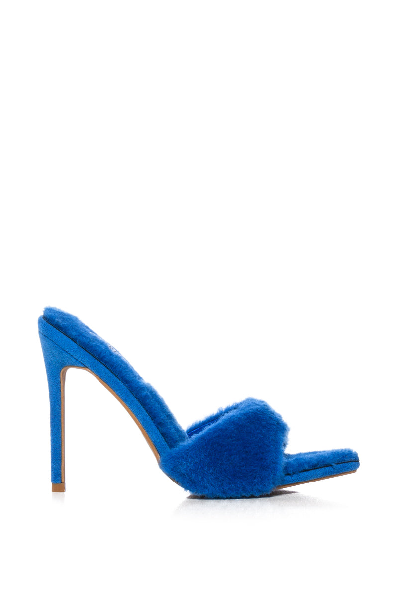 BMOVE FUZZY POINTED SANDAL IN BLUE