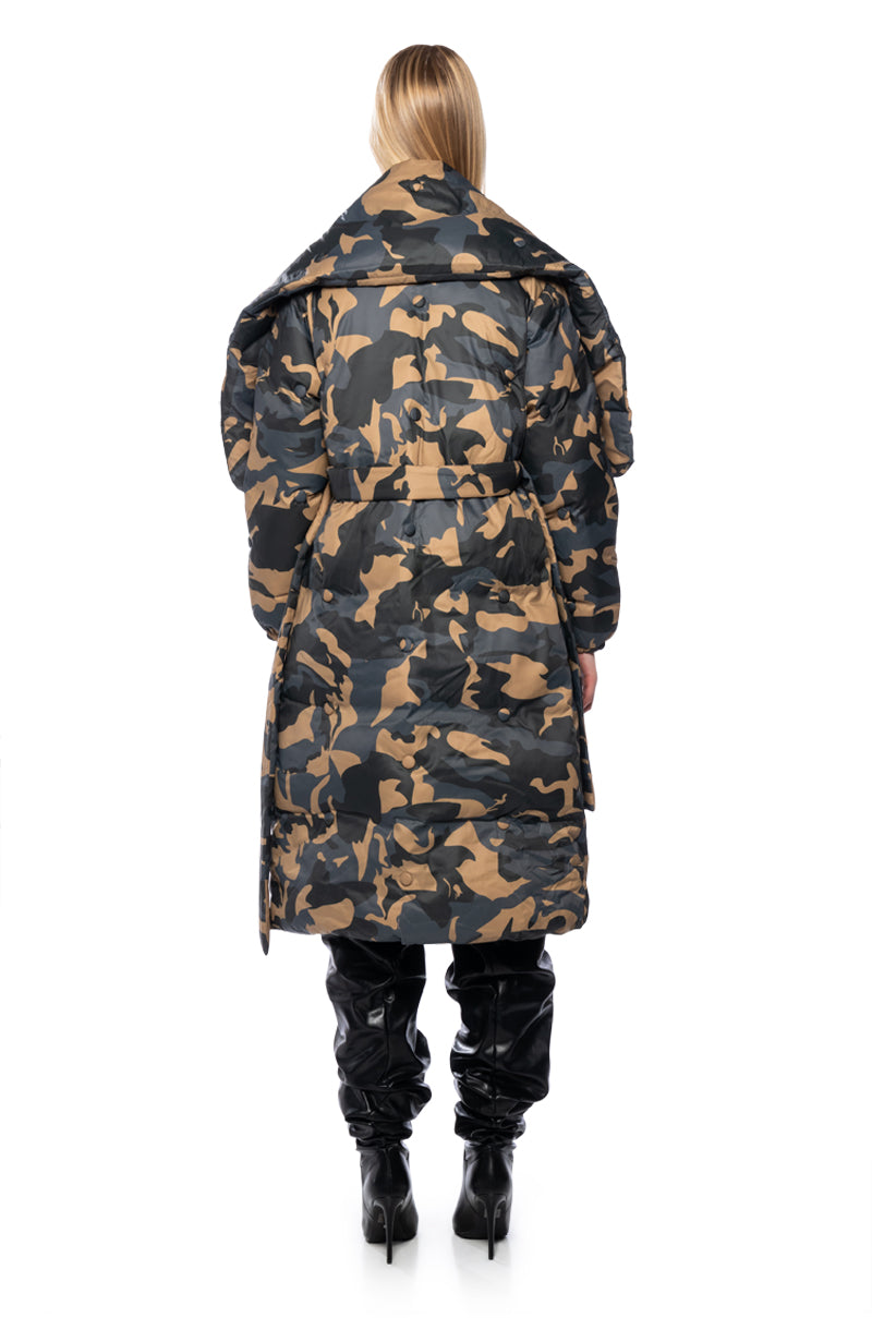 CAMPING TUFTED PUFFER COAT IN CAMO