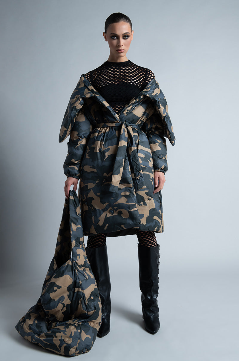 CAMPING TUFTED PUFFER COAT IN CAMO