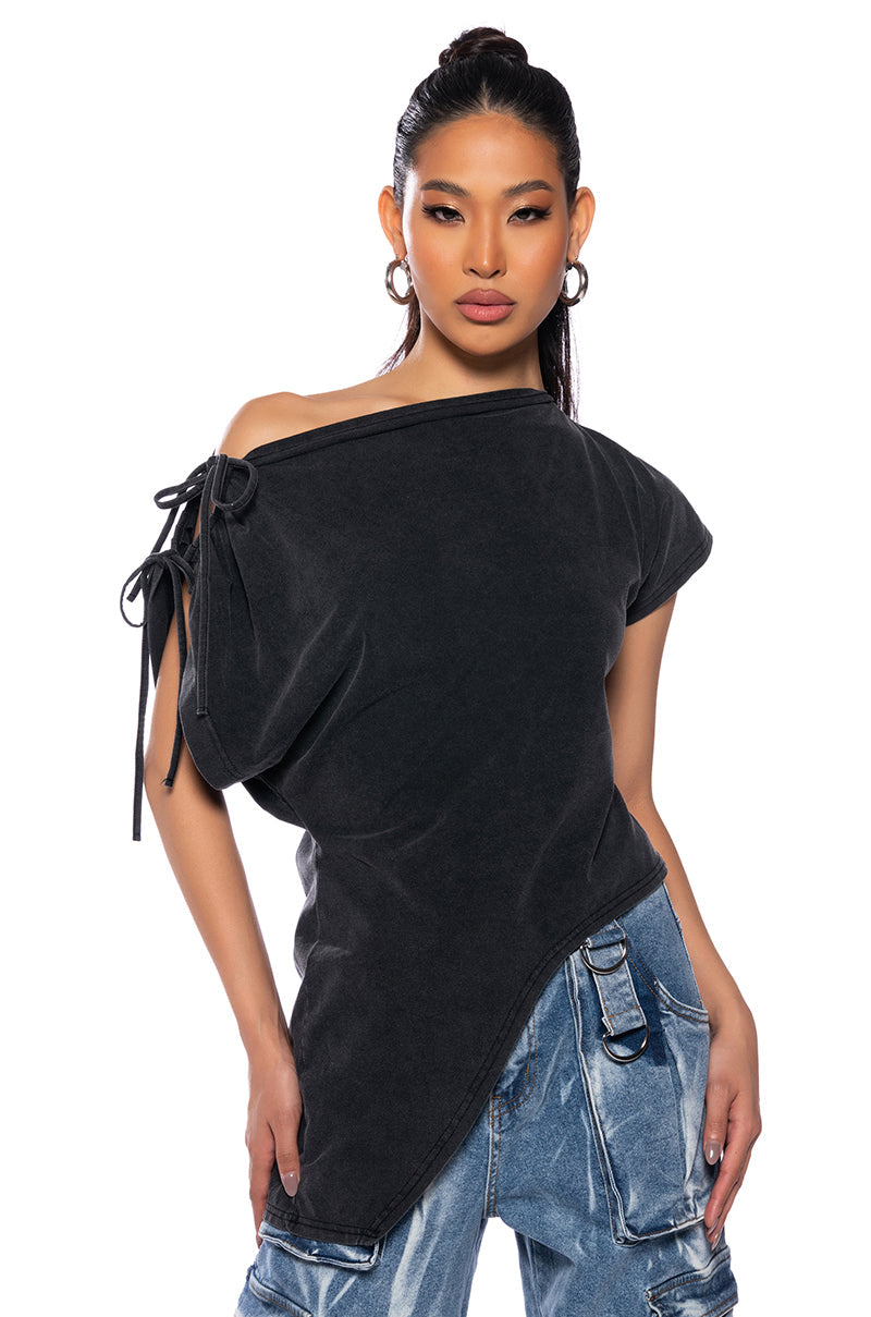 CATIE BOAT NECK ASYMMETRICAL TSHIRT