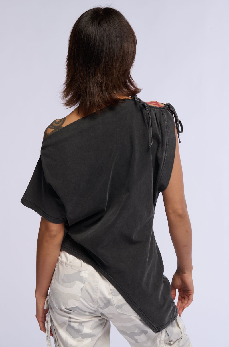 CATIE BOAT NECK ASYMMETRICAL TSHIRT