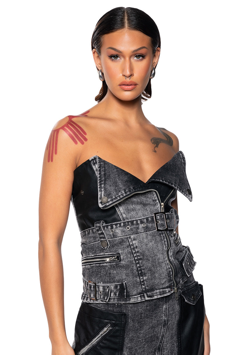 EXCLUSIVE LOOKS BELTED CORSET TOP