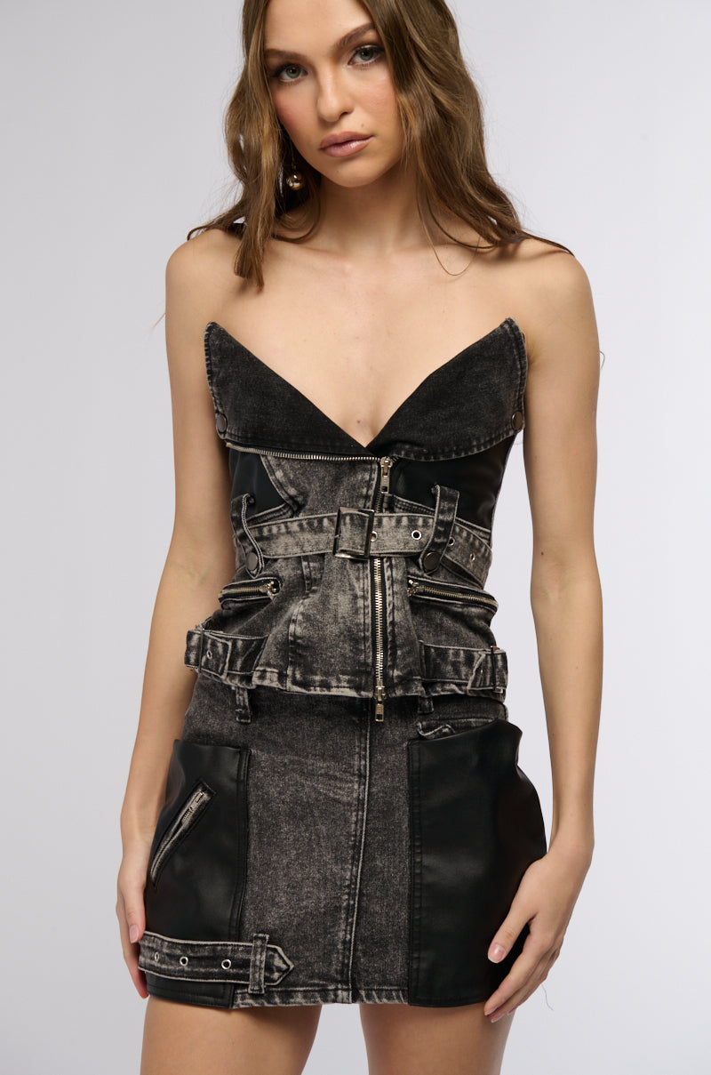 EXCLUSIVE LOOKS BELTED CORSET TOP