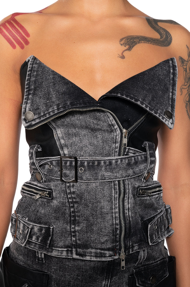EXCLUSIVE LOOKS BELTED CORSET TOP