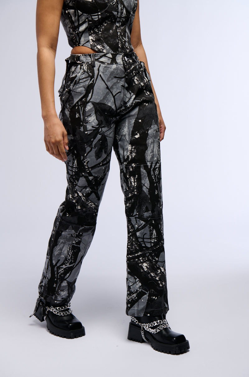 GROUNDED ENERGY PRINTED WOVEN WIDE LEG CARGO PANT