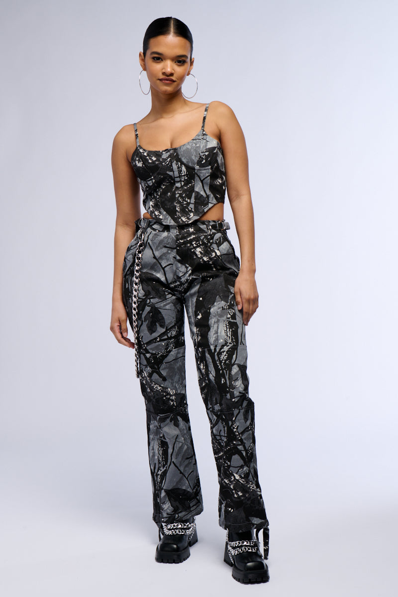 GROUNDED ENERGY PRINTED WOVEN WIDE LEG CARGO PANT