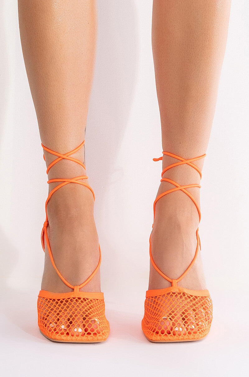 NETTED STRAPPY PUMP IN ORANGE