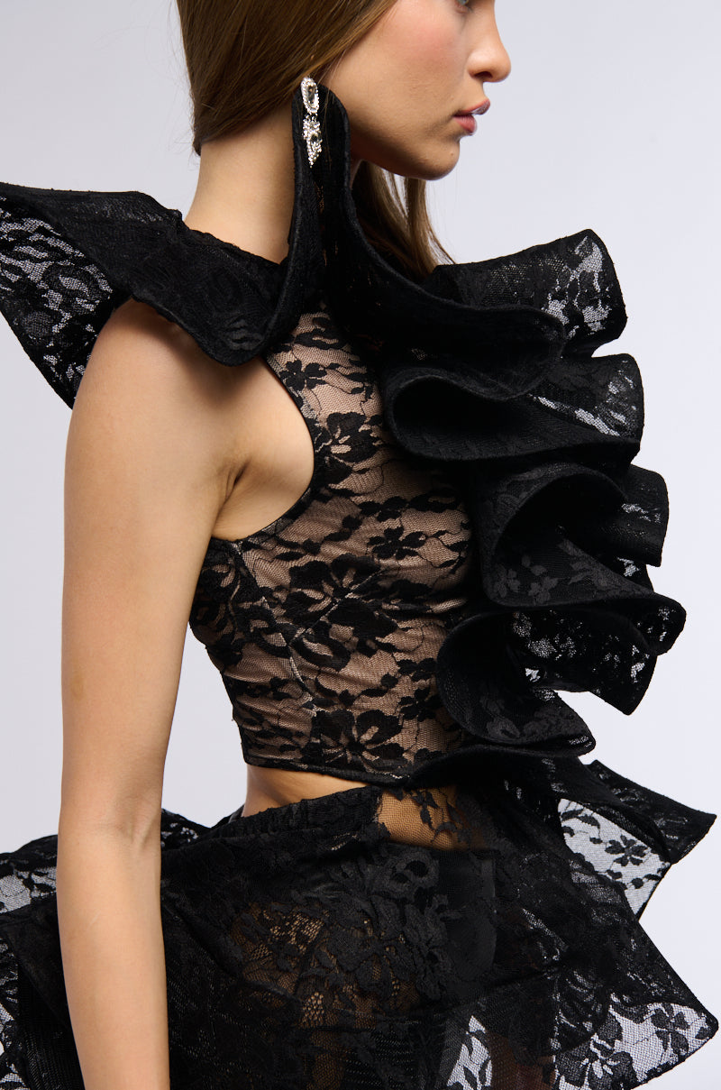 MISS FASHIONISTA SLEEVELESS LACE BLOUSE