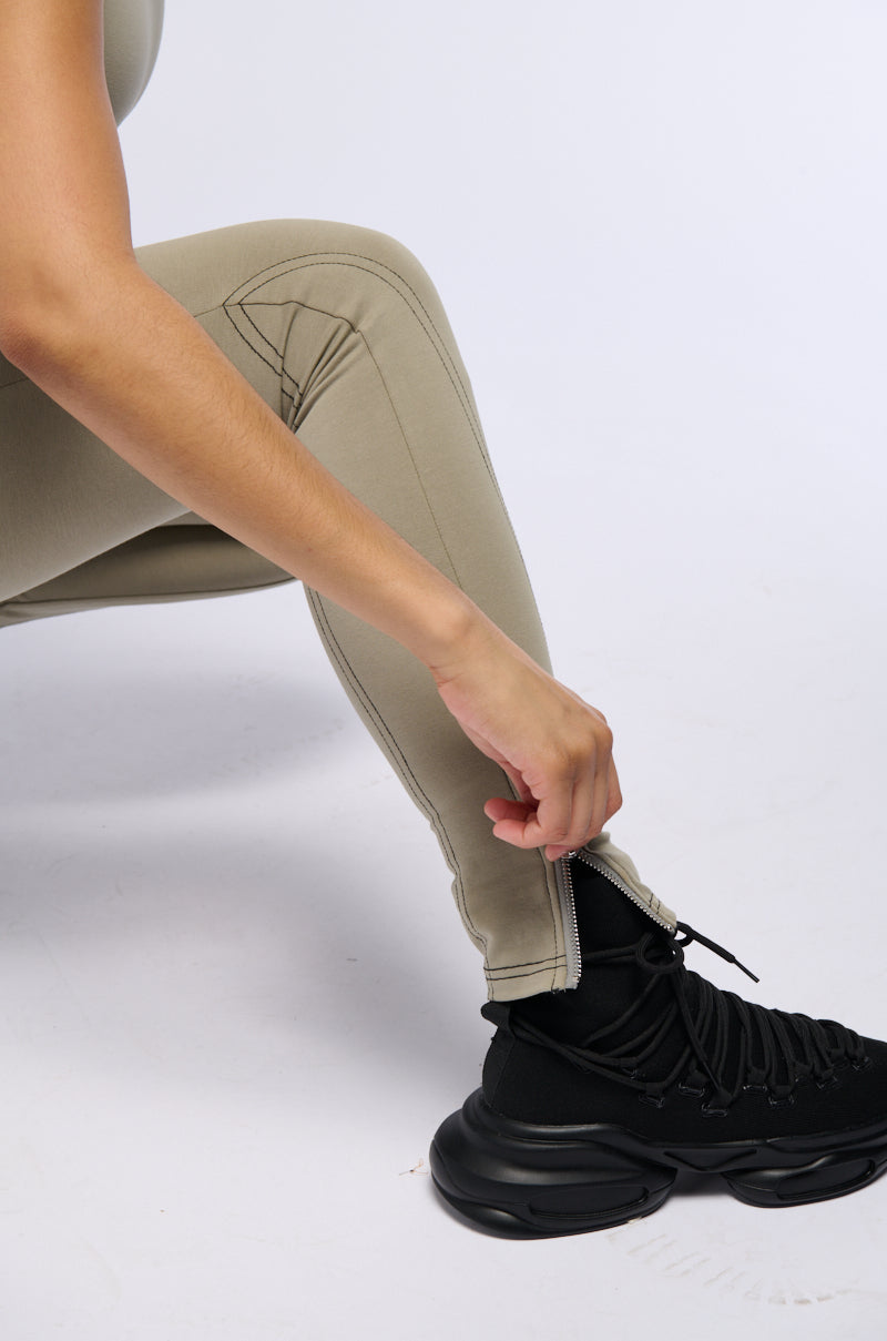 MODEL OFF DUTY HIGH WAIST LEGGING IN GREEN