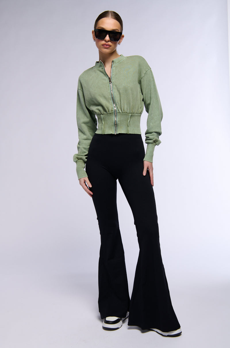 ON THE RUN RUCHED BACK FLARE LEGGING IN BLACK