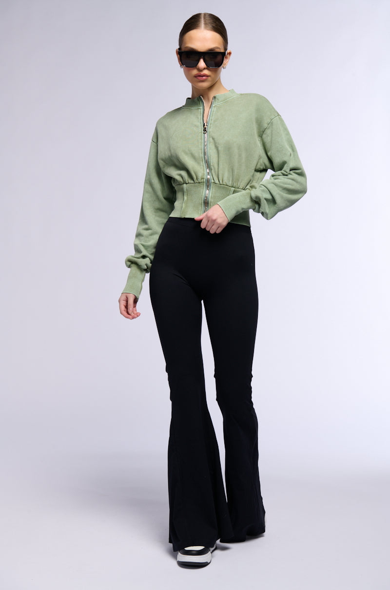 ON THE RUN RUCHED BACK FLARE LEGGING IN BLACK