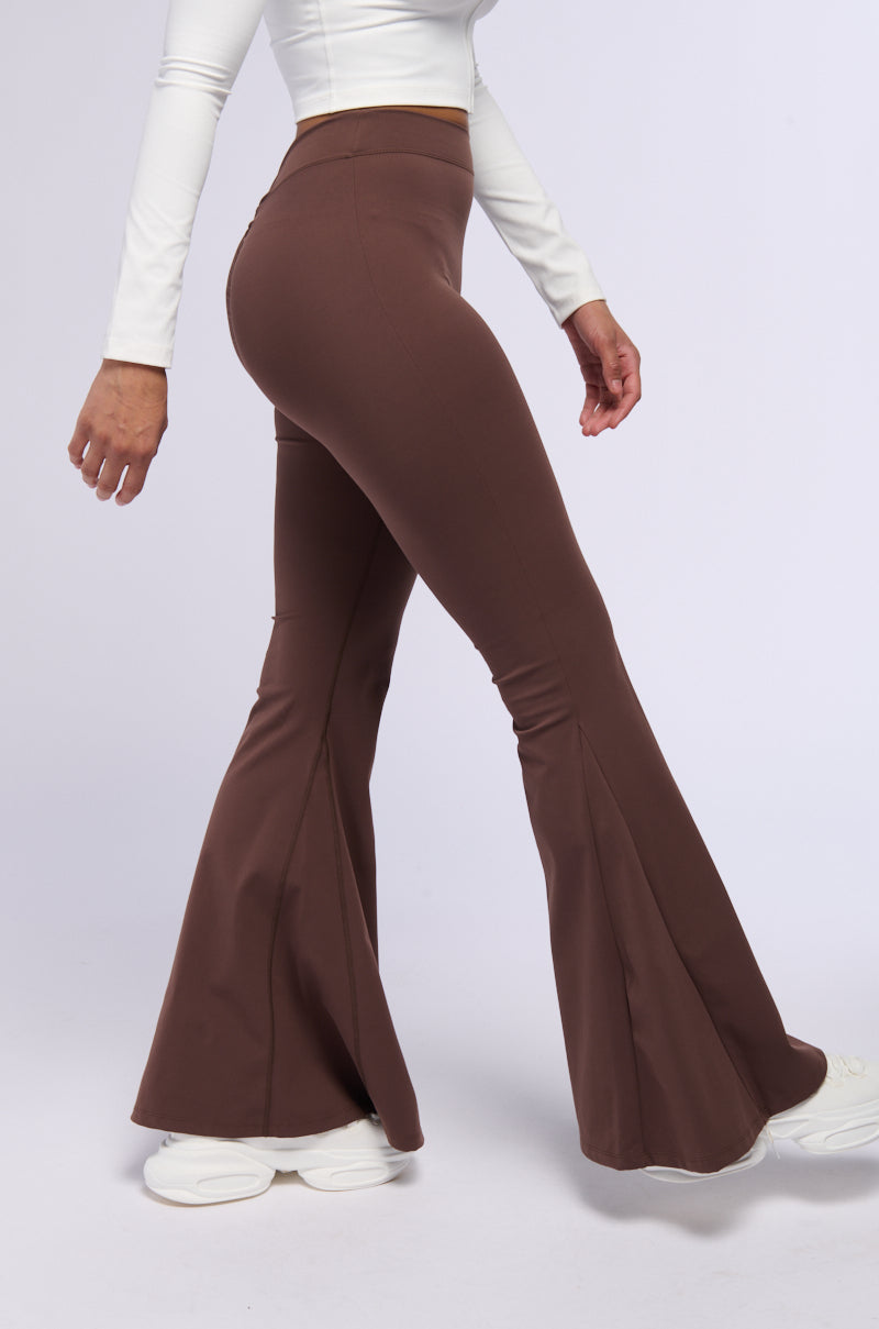 ON THE RUN RUCHED BACK FLARE LEGGING IN BROWN