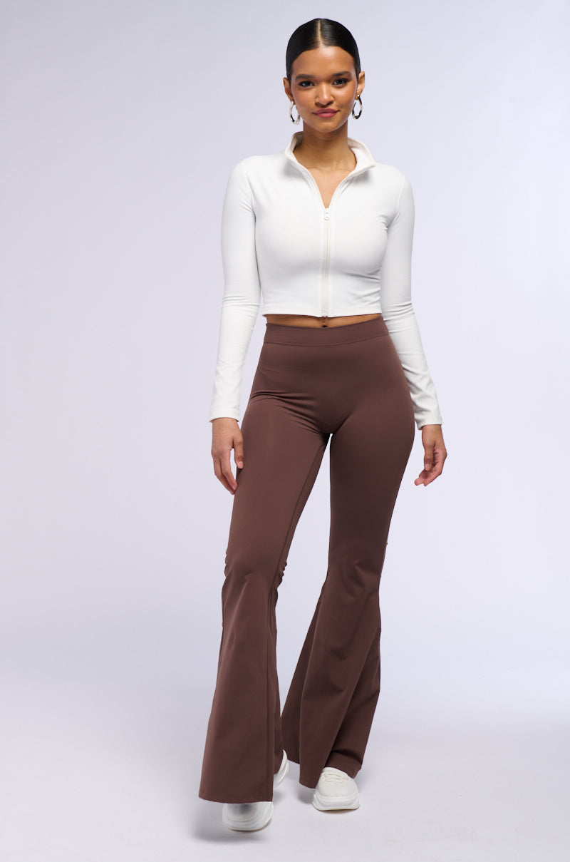 ON THE RUN RUCHED BACK FLARE LEGGING IN BROWN