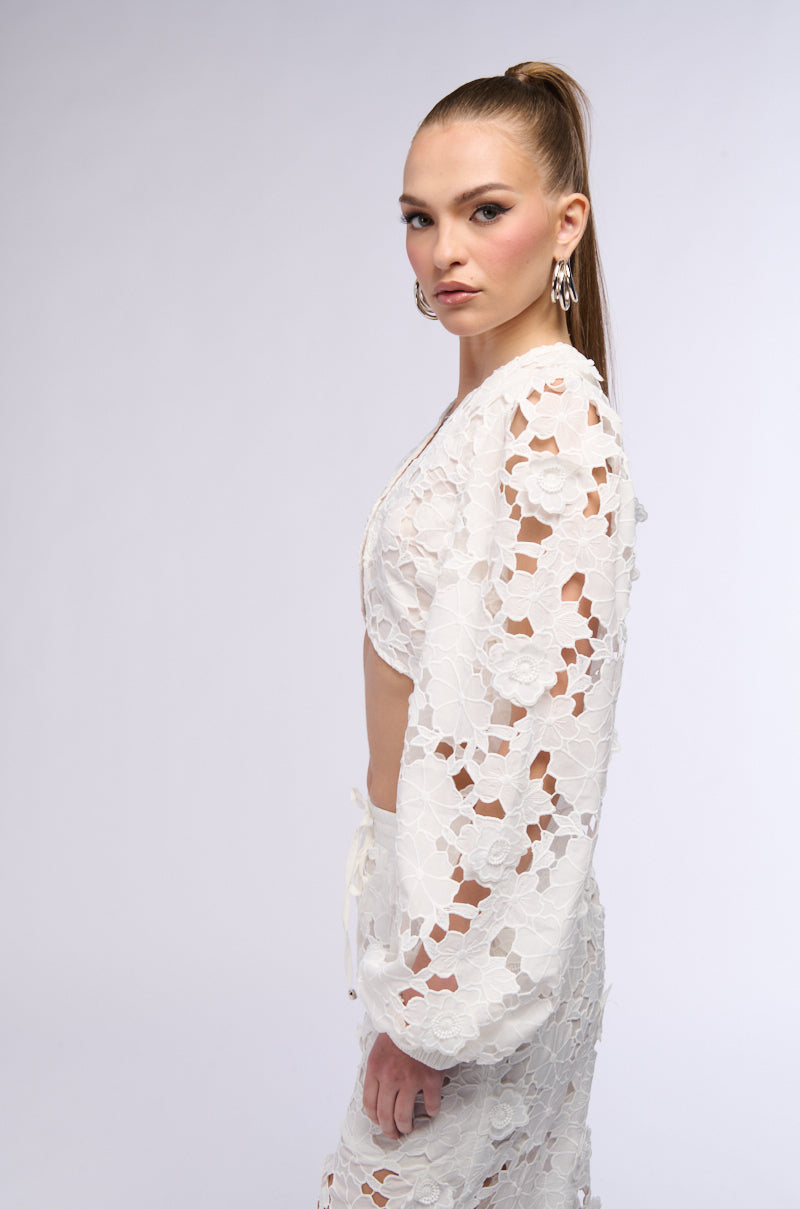 ONE LAST NIGHT FLORAL CROPPED BLOUSE