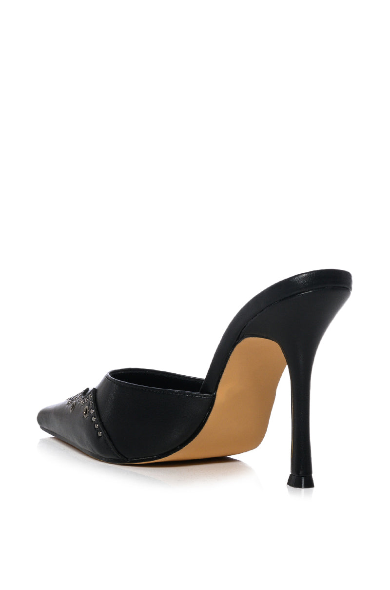 SKYMORE BLACK PUMP