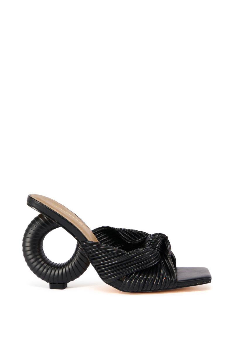 THE HAMPTONS BLACK ROUND HEEL SANDAL