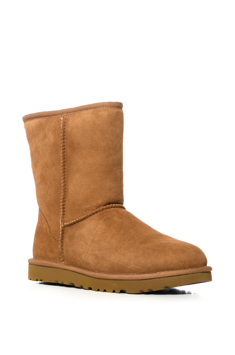 UGG CLASSIC SHORT II BOOTIE IN CHESTNUT