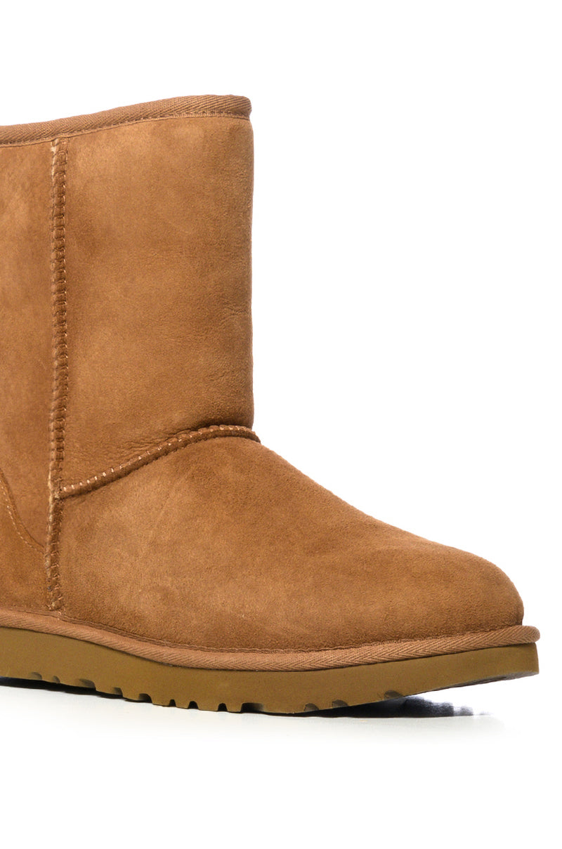 UGG CLASSIC SHORT II BOOTIE IN CHESTNUT