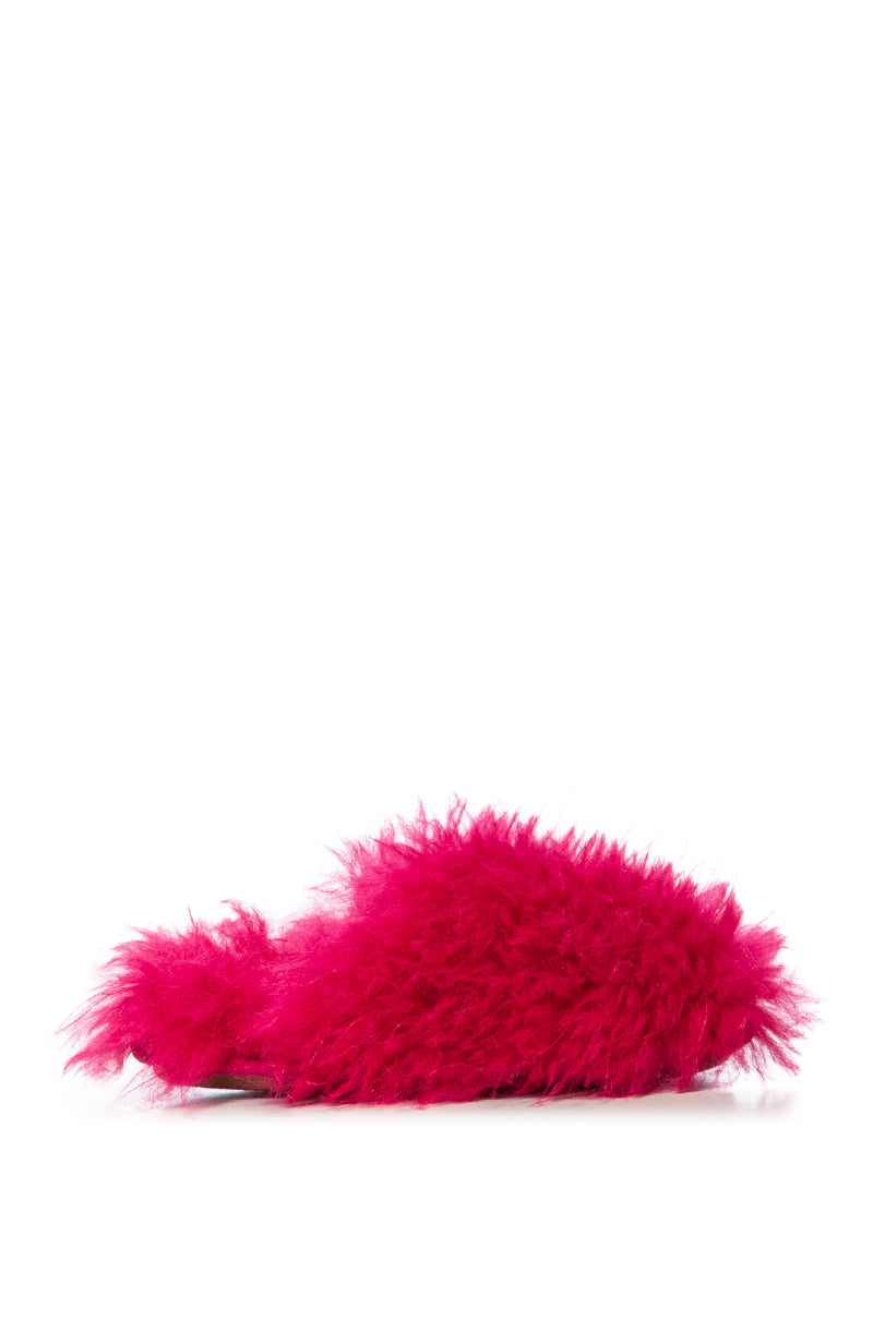 FURRY FUR SLIPPERS IN FUCHSIA