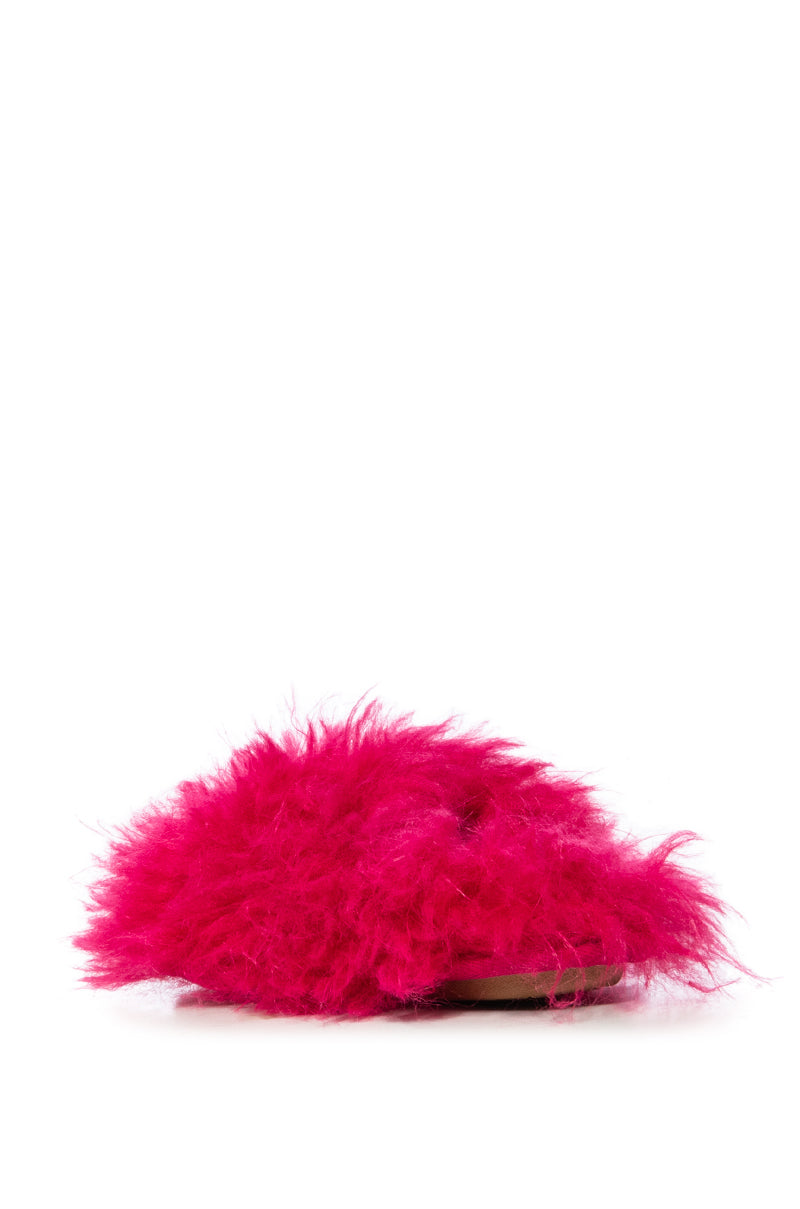 FURRY FUR SLIPPERS IN FUCHSIA