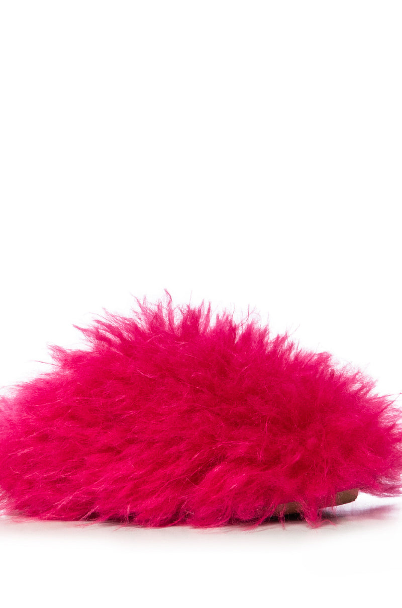 FURRY FUR SLIPPERS IN FUCHSIA